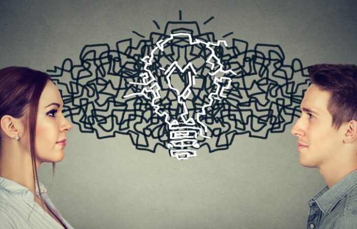 شاب وامرأة ينظران إلى بعضهما البعض ويتبادلان أفكارهما ويتوصلان معًا