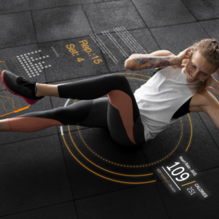 امرأة شعرها أشقر ترتدي ثياب رياضية وتمارس تمرين المعدة