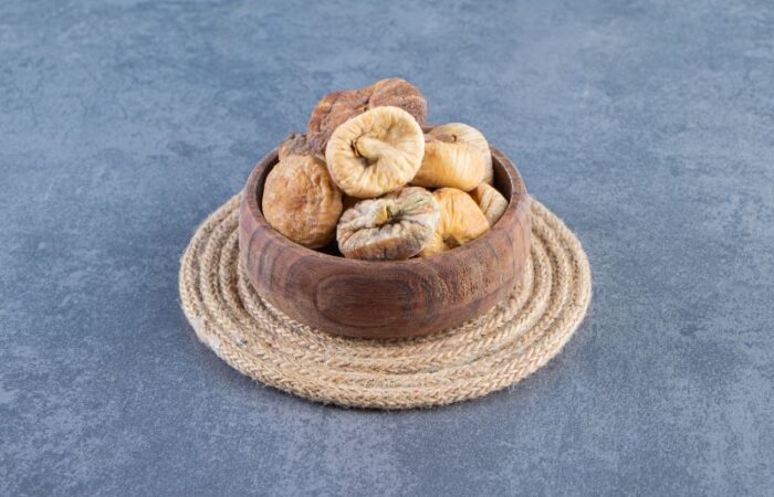 صحن يحتوي على حبات تين مجف