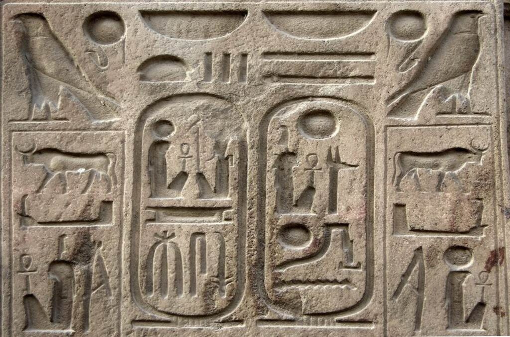 أشكال ورموز قديمة منقوشة على حجر تعود للكتابة الهيروجليفية