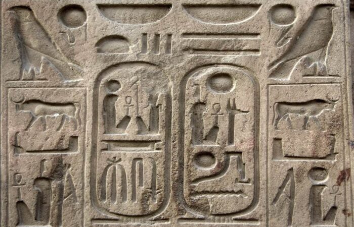 أشكال ورموز قديمة منقوشة على حجر تعود للكتابة الهيروجليفية