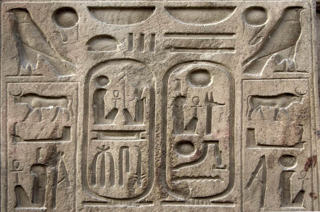 أشكال ورموز قديمة منقوشة على حجر تعود للكتابة الهيروجليفية