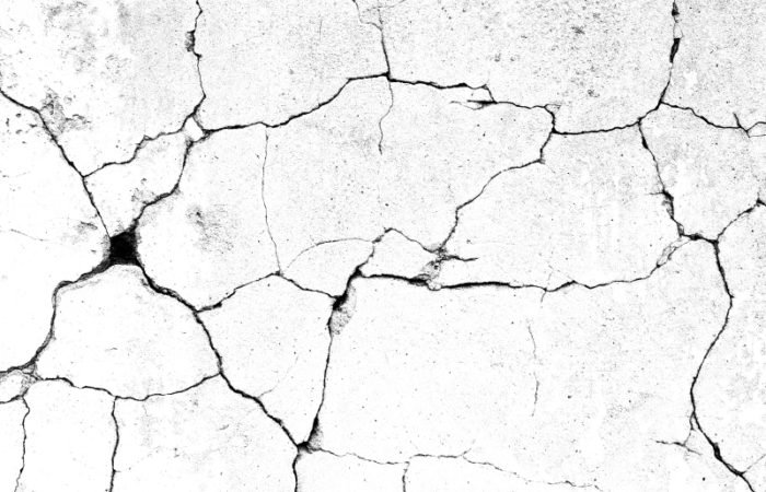 شروخ متعددة على جدار