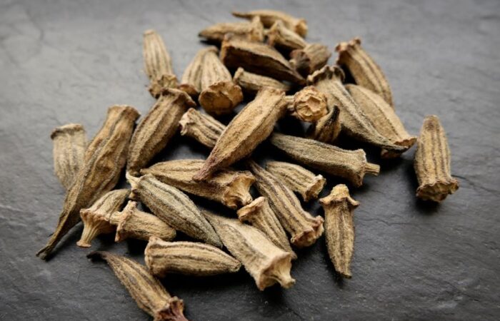 حبات البامياء المجففة