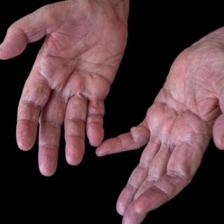 أصابع يديّ شخص بالغ