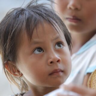 شخص يشير بأصبعه لطفلة سمراء اللون في المدرسة