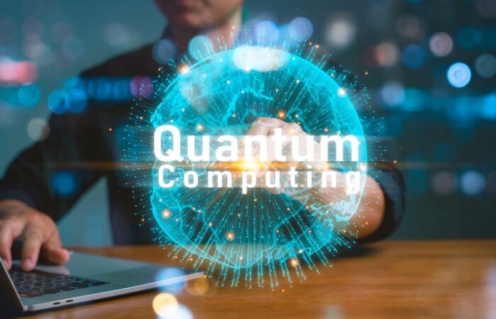 أصبع رجل يلمس شاشة كتب عليها بالإنكليزية quantum computing