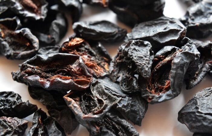 قطع سوداء اللون من الخوخ المجفف