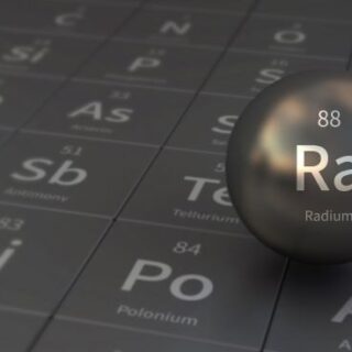 كرة دائرية فضية اللون مكتوب عليها بالإنكليزية الرمز Ra والرقم 88