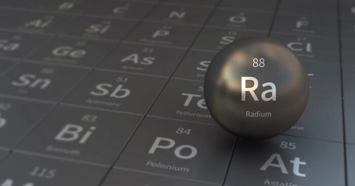 كرة دائرية فضية اللون مكتوب عليها بالإنكليزية الرمز Ra والرقم 88