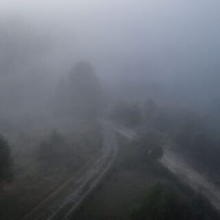 منظر جبلي وضباب أبيض اللون