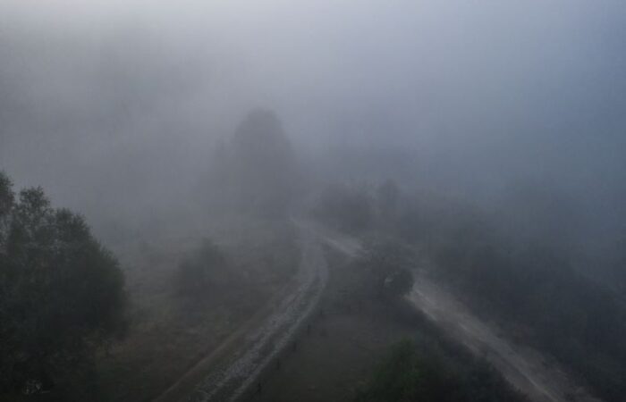 منظر جبلي وضباب أبيض اللون