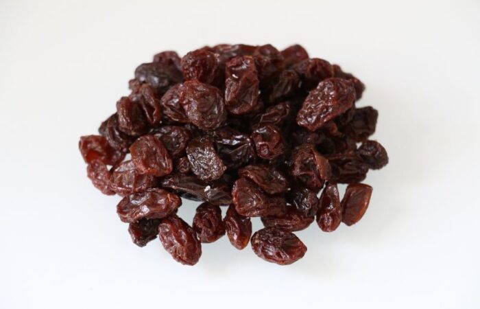 حبات العنب المجفف بنية اللون