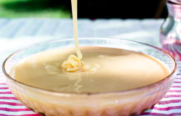 صحن زجاجي يحتوي على سائل بني اللون ذا قوام سميك