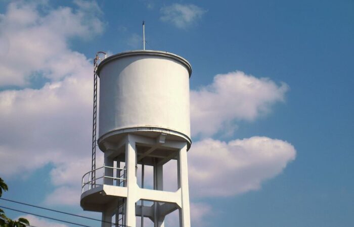 خزان مياه أبيض اللون موجود بأعلى البرج