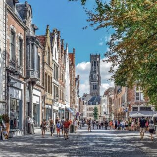 أشخاص تمشي في شوارع المدينة