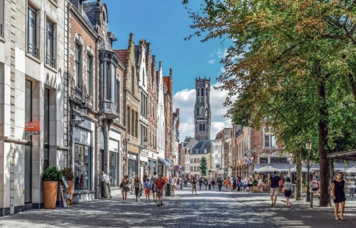 أشخاص تمشي في شوارع المدينة