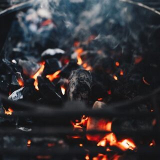 فحم أسود مشتعل ضمن الموقد
