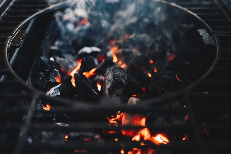 فحم أسود مشتعل ضمن الموقد