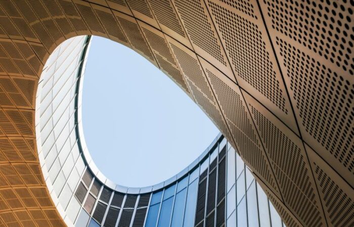 مبنى منحني الشكل مكون من ألواح فولاذية وجدار زجاجي