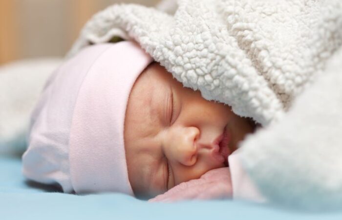 طفل رضيع نائم