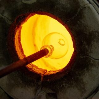 قضيب فولاذي بنهايته كرة زجاجية داخل فرن مشتعل