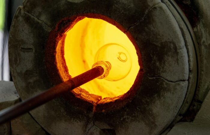 قضيب فولاذي بنهايته كرة زجاجية داخل فرن مشتعل