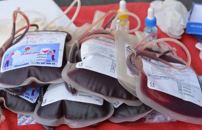 أكياس مملؤة بسائل أحمر اللون