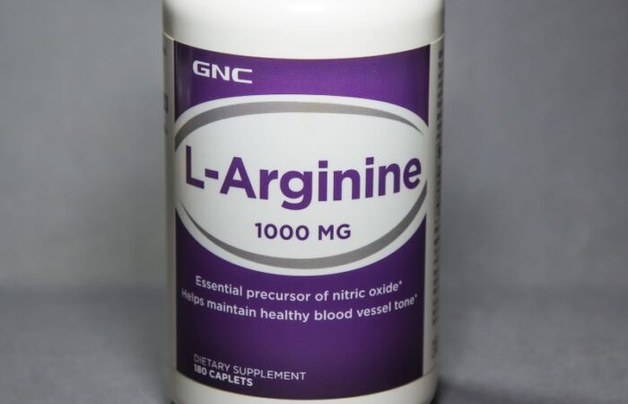 عبوة بلاستيكية مكتوب عليها بالإنكليزية L – Arginine
