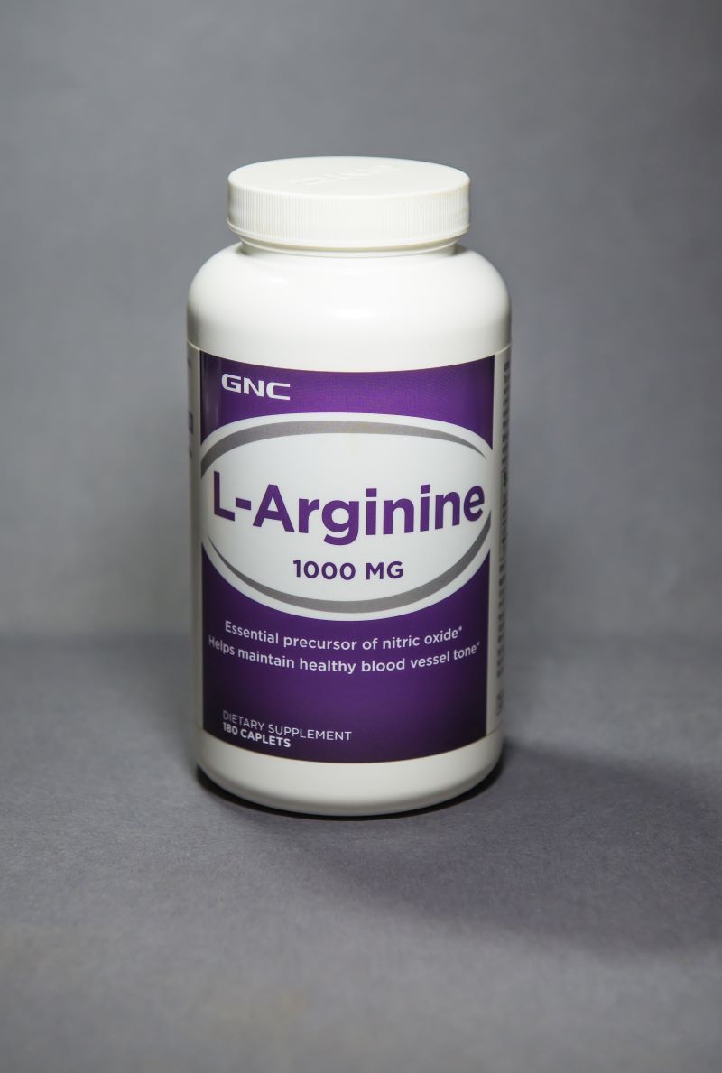 عبوة بلاستيكية مكتوب عليها بالإنكليزية L – Arginine