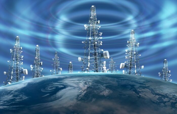مجموعة من أبراج الإتصالات على سطح الكرة الأرضية والتي تَصدر عنها أمواج باتجاهات وأشكال متعددة