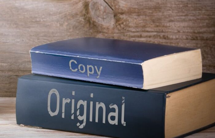 كتابين فوق بعضهم مكتوب على أحدهما بالإنكليزية original وعلى الكتاب الآخر مكتوب بالإنكليزية copy