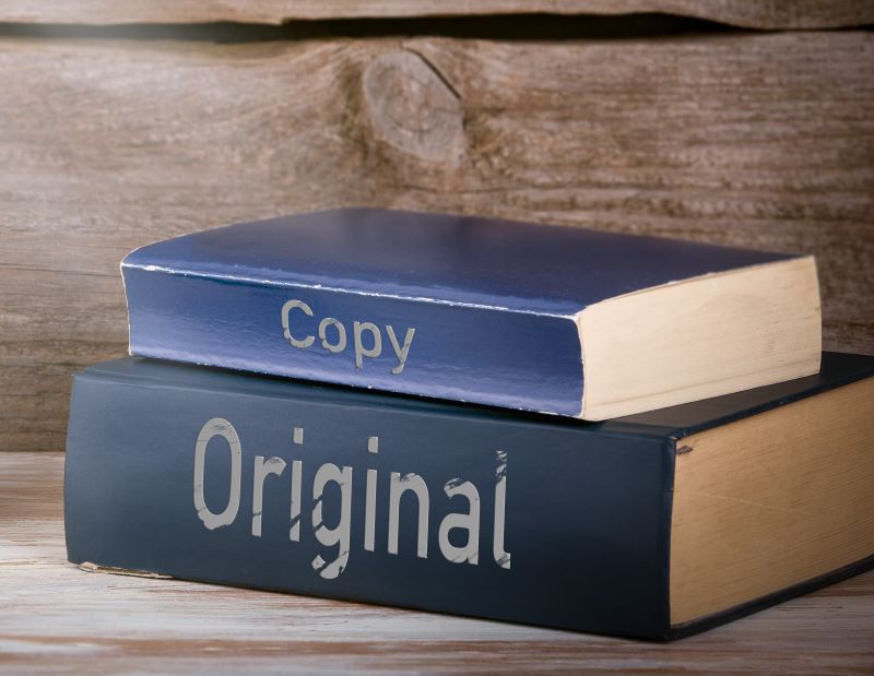 كتابين فوق بعضهم مكتوب على أحدهما بالإنكليزية original وعلى الكتاب الآخر مكتوب بالإنكليزية copy