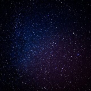 منظر ليلي للسماء وهي مليئة بالنجوم