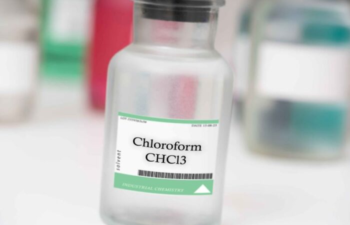عبوة زجاجية مكتوب عليها بالإنكليزية Chloroform والصيغة الكيميائية CHCL3