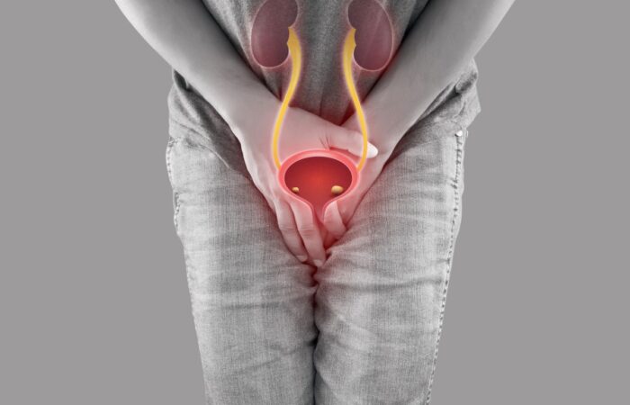 شخص بالغ يضع يديه فوق البنطال على المتطقة الحساسة ويشعر بالألم