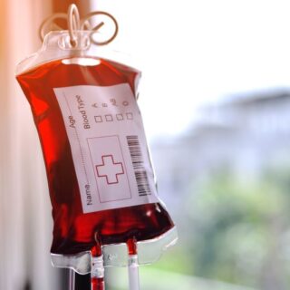 كيس دم معلق بأعلى العمود الطبي