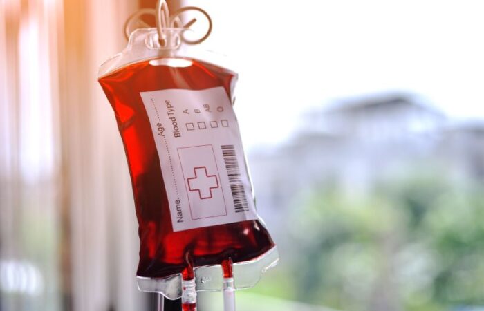 كيس دم معلق بأعلى العمود الطبي