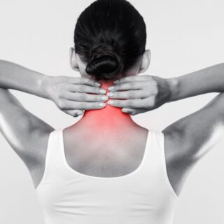 امرأة شابة تضع يديها على رقبتها من الخلف