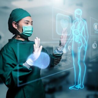 طبيبة متخصصة في الجراحة تستخدم شاشة عرض تشريح جسم الإنسان بمساعدة الذكاء الاصطناعي
