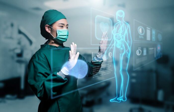طبيبة متخصصة في الجراحة تستخدم شاشة عرض تشريح جسم الإنسان بمساعدة الذكاء الاصطناعي