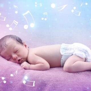 طفل رضيع مستلقي على بطنه وهو نائم وحوله مفاتيح السلم الموسيقي