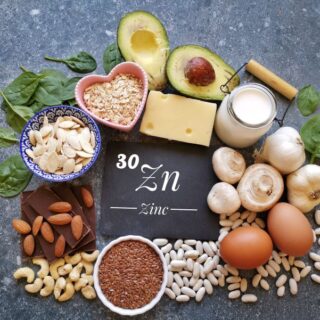 مجموعة من المأكولات: كالبيض، الفطر، والبقوليات كحبوب الفاصولياء البيضاء، ومكسرات كاللوز والكاجو، الأفوكادو