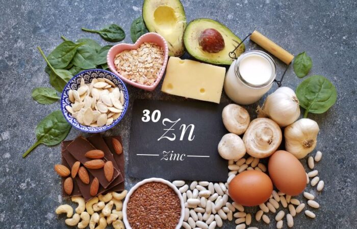 مجموعة من المأكولات: كالبيض، الفطر، والبقوليات كحبوب الفاصولياء البيضاء، ومكسرات كاللوز والكاجو، الأفوكادو