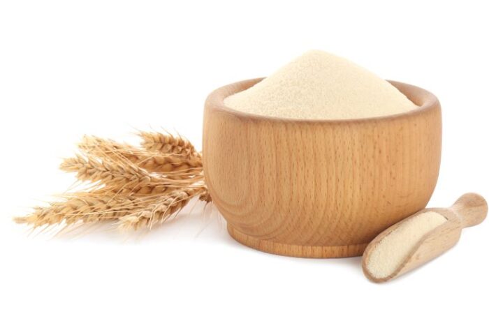 وعاء خشبي يحتوي على سميد ناعم