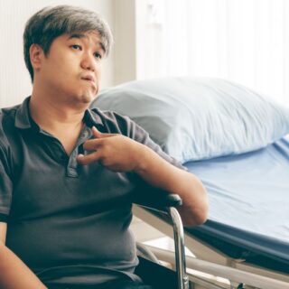 شاب يجلس على كرسي متحرك