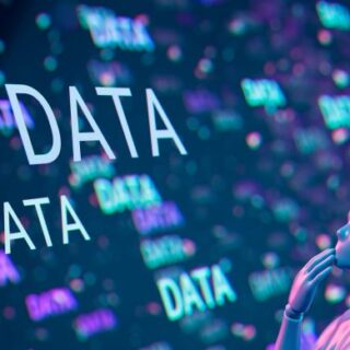 روبوت صناعي يضع يده على ذقنه وينظر للوحة مكتوب عليها بالإنكليزية DATA