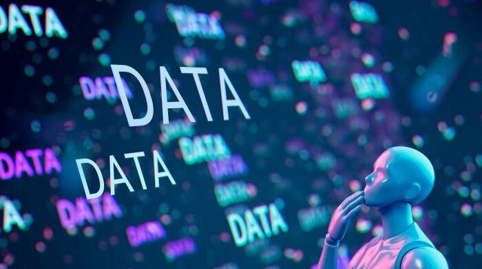 روبوت صناعي يضع يده على ذقنه وينظر للوحة مكتوب عليها بالإنكليزية DATA