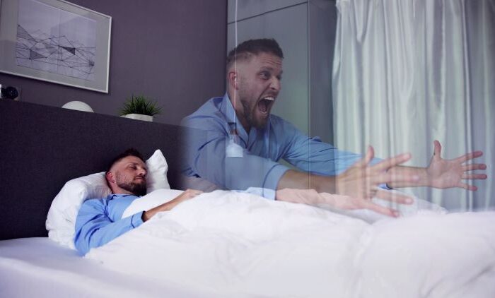 رجل بالغ ممدد ونائم في السرير ويظهر أمامه تكرار لصورته وهو يصرخ