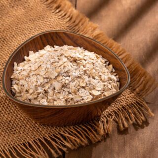 وعاء خشبي يحتوي على رقائق الشوفان